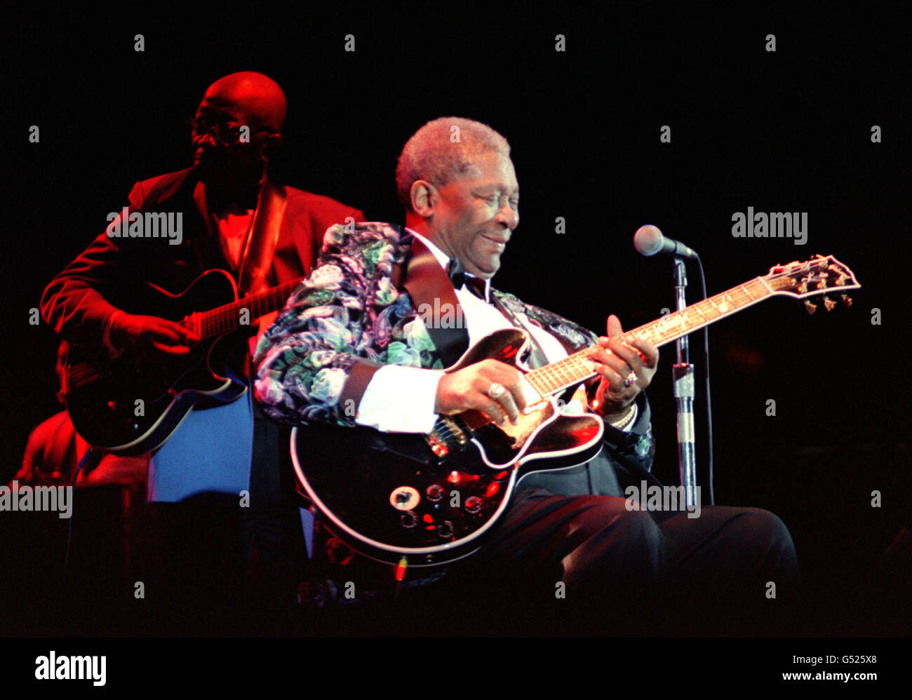 Der altgediente amerikanische Bluessänger BB King tritt auf der Bühne des Hammersmith Apollo Theaters im Westen Londons auf. Stockfoto