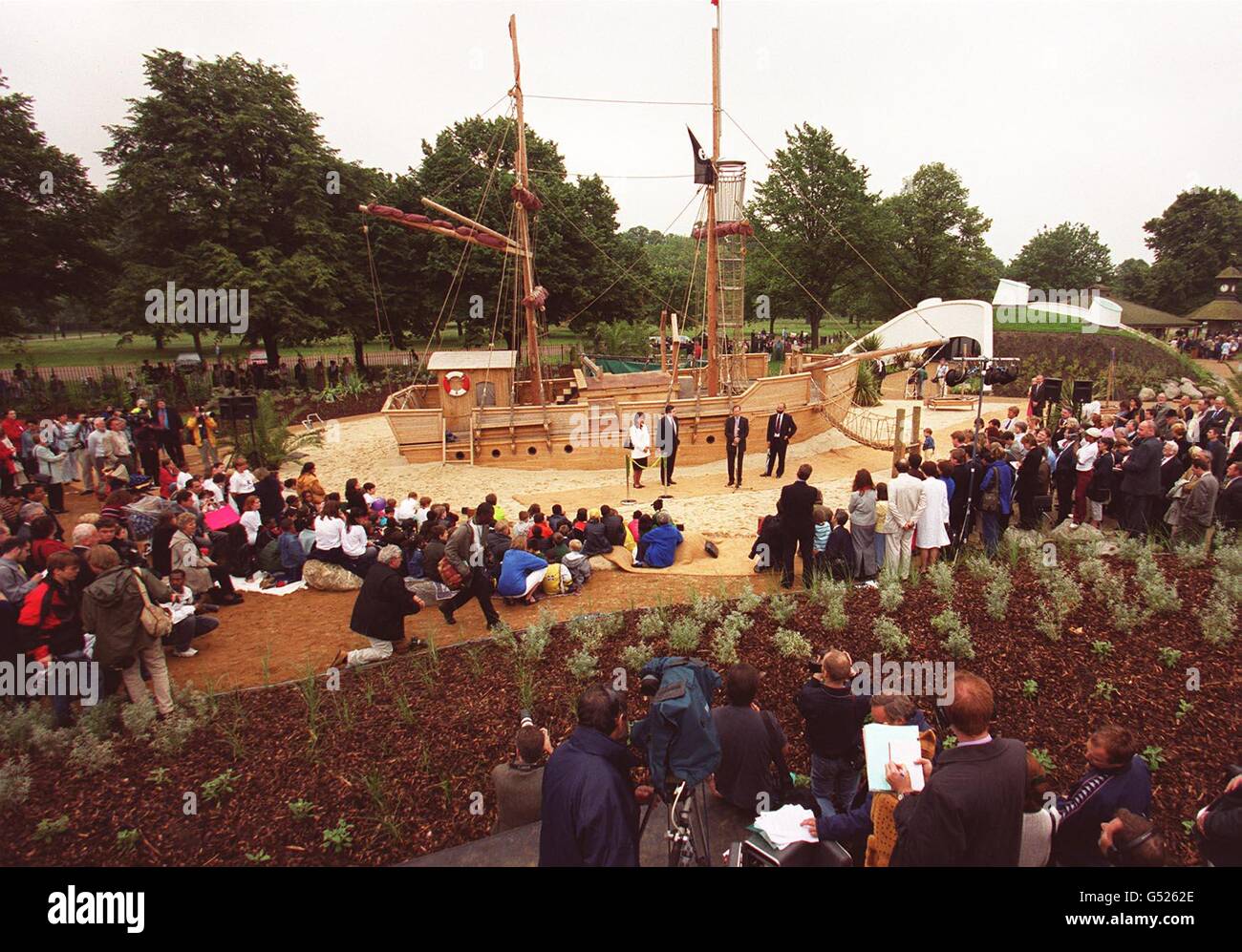 Die Diana, Princess of Wales Memorial Garden, im Hyde Park, London, die offiziell von Rosa Monckton, einer der besten Freunde der verstorbenen Prinzessin Diana, und ihrer Tochter Domenica, 5. Eröffnet wurde. Stockfoto