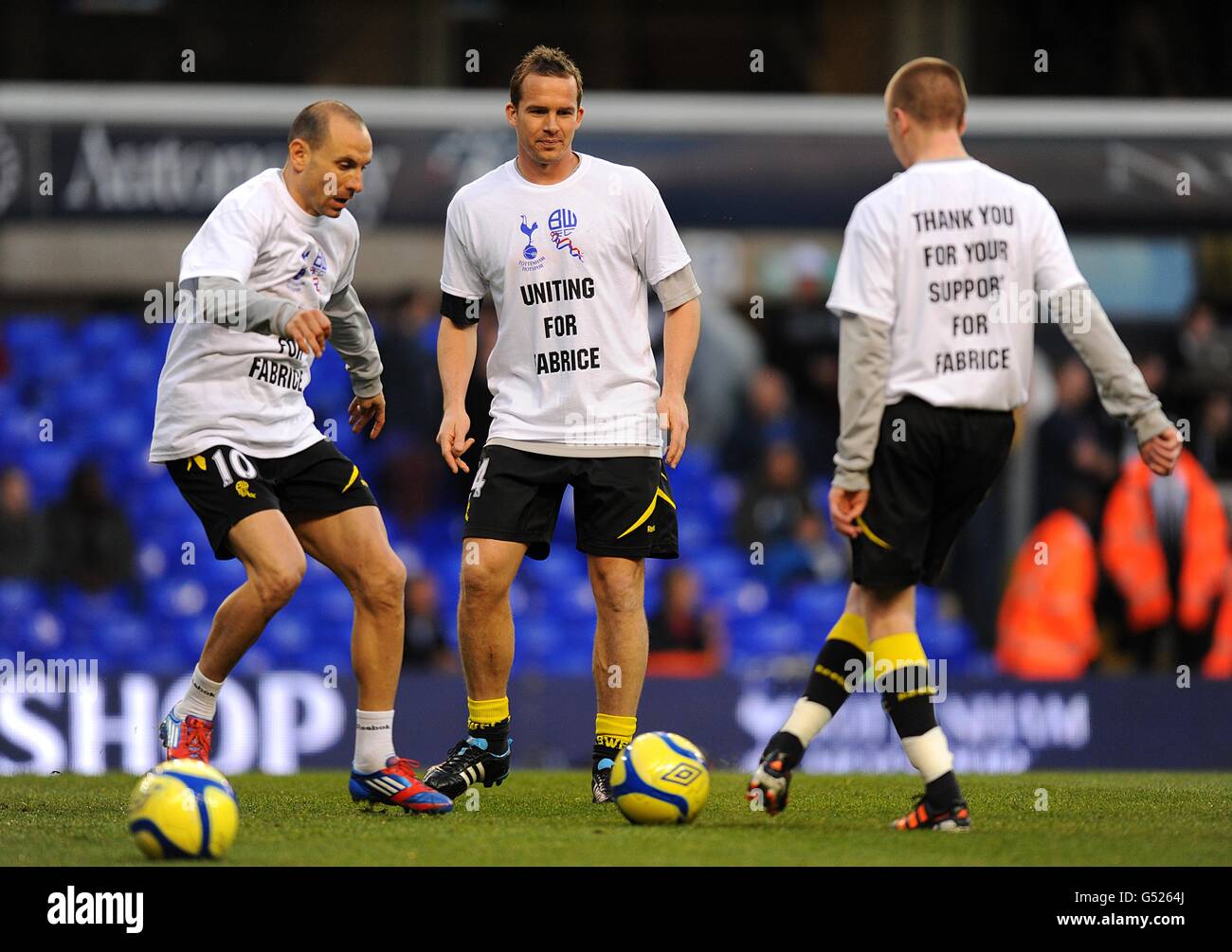 Fußball - FA Cup - Sechste Runde - Tottenham Hotspur gegen Bolton Wanderers - White Hart Lane. Kevin Davies von Bolton Wanderers (Mitte) und Martin Petrov (links) tragen T-Shirts zur Unterstützung von Teamkollege Fabrice Muamba Stockfoto