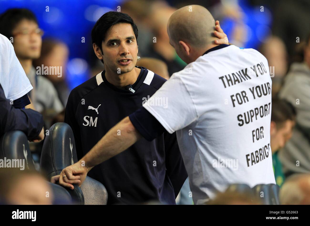 Fußball - FA Cup - Sechste Runde - Tottenham Hotspur gegen Bolton Wanderers - White Hart Lane. Bolton Wanderers Team-Arzt Dr. Jonathan Tobin (rechts) plaudert vor dem Spiel mit Tottenham Hotspur Team-Arzt Dr. Shabaaz Mughalon (links) Stockfoto