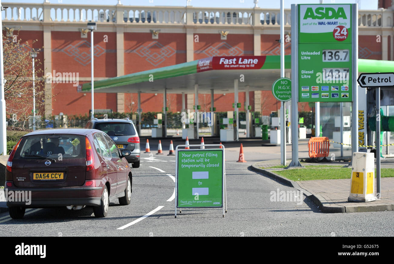 Tanker-Fahrer setzen auf einen Rückschlag. Die Tankstelle an der ASDA im Trafford Park, Manchester, ist geschlossen, nachdem ihr der Treibstoff ausgegangen ist. Stockfoto