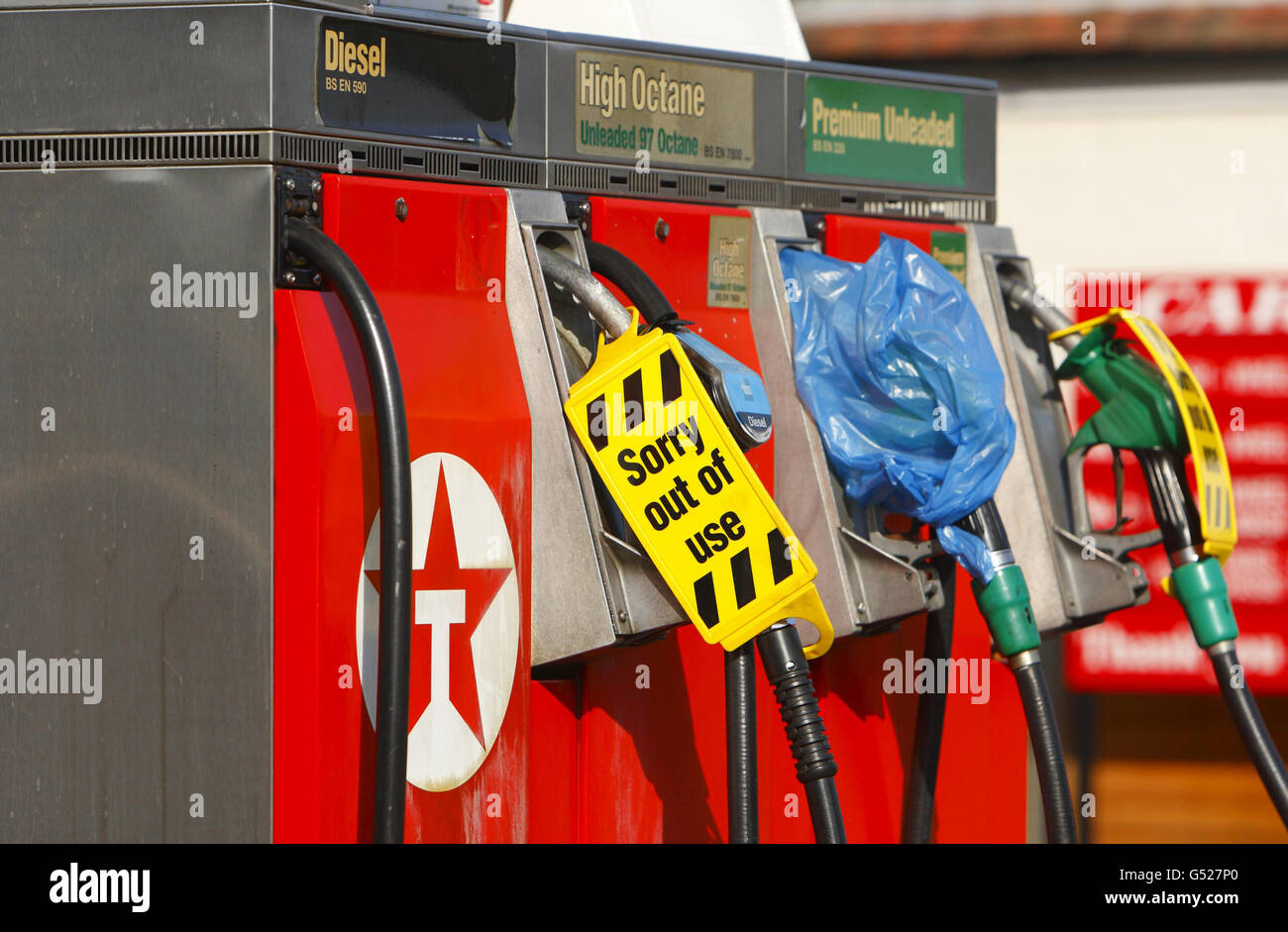 Die Pumpen werden nach dem Auslaufen des Kraftstoffs an einer Texaco-Tankstelle in Emsworth, Hampshire, geschlossen, nachdem der Verkauf von Benzin und Diesel gestern dramatisch gestiegen ist, als Autofahrer in Werkstätten strömten, um nach umstrittenen Ratschlägen der Regierung vor einem möglichen Streik von Tankwagenfahrern zu tanken. Stockfoto