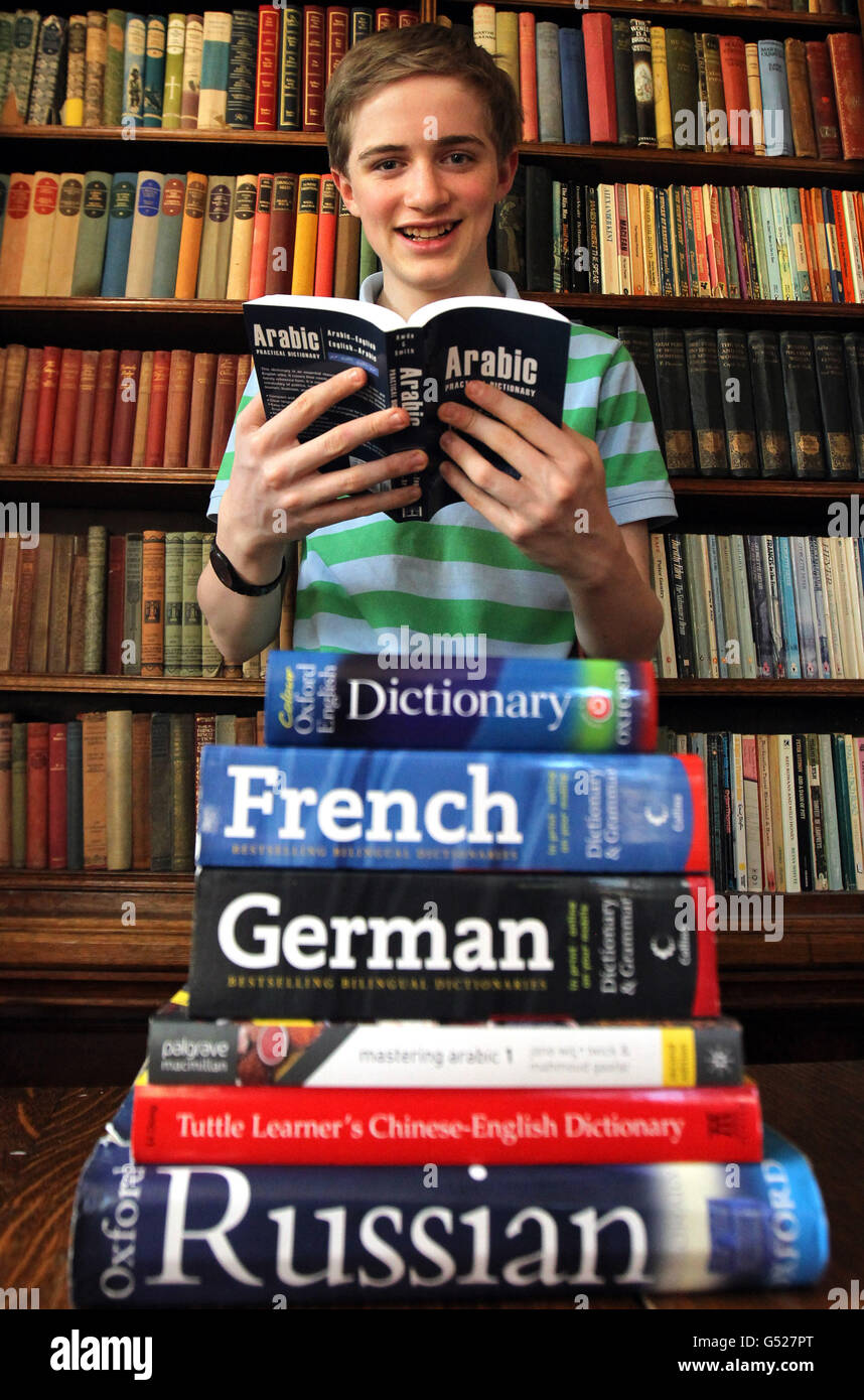 Der Schuljunge Bruce Ballie-Hamilton mit seinen Sprachbüchern in seinem Haus in Callander wurde nach seiner Ernennung zum mehrsprachigsten Kind in Großbritannien ernannt. DRÜCKEN SIE VERBANDSFOTO. Bilddatum: Freitag, 30. März 2012. Im Wettbewerb des Verlags Harper Collins musste er die Richter überzeugen, dass er in jeder seiner sieben Sprachen (darunter Englisch) effektiv kommunizieren konnte. Er hat Englisch, Französisch, Deutsch, Russisch, Chinesisch, Arabisch und Spanisch. Bildnachweis sollte lauten: Andrew Milligan/PA Wire Stockfoto