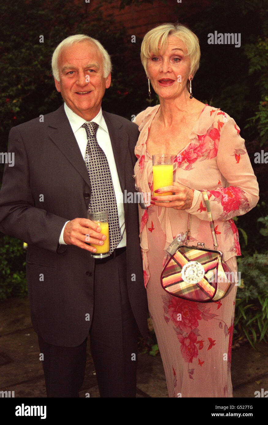 Schauspieler John Thaw und seine Frau Schauspielerin Sheila Hancock beim Carlton Television, Parlamentarischer Sommerempfang im College Garden, Westminster Abbey. *...19/06/01Herr Thaw wird wegen Speiseröhrenkrebs behandelt, sagte er. Der 59-jährige Schauspieler, einer der beliebtesten Fernsehstars, der ein BAFTA-Stipendium erhielt, sagte, er plane, so schnell wie möglich wieder mit den Dreharbeiten zu beginnen. Stockfoto