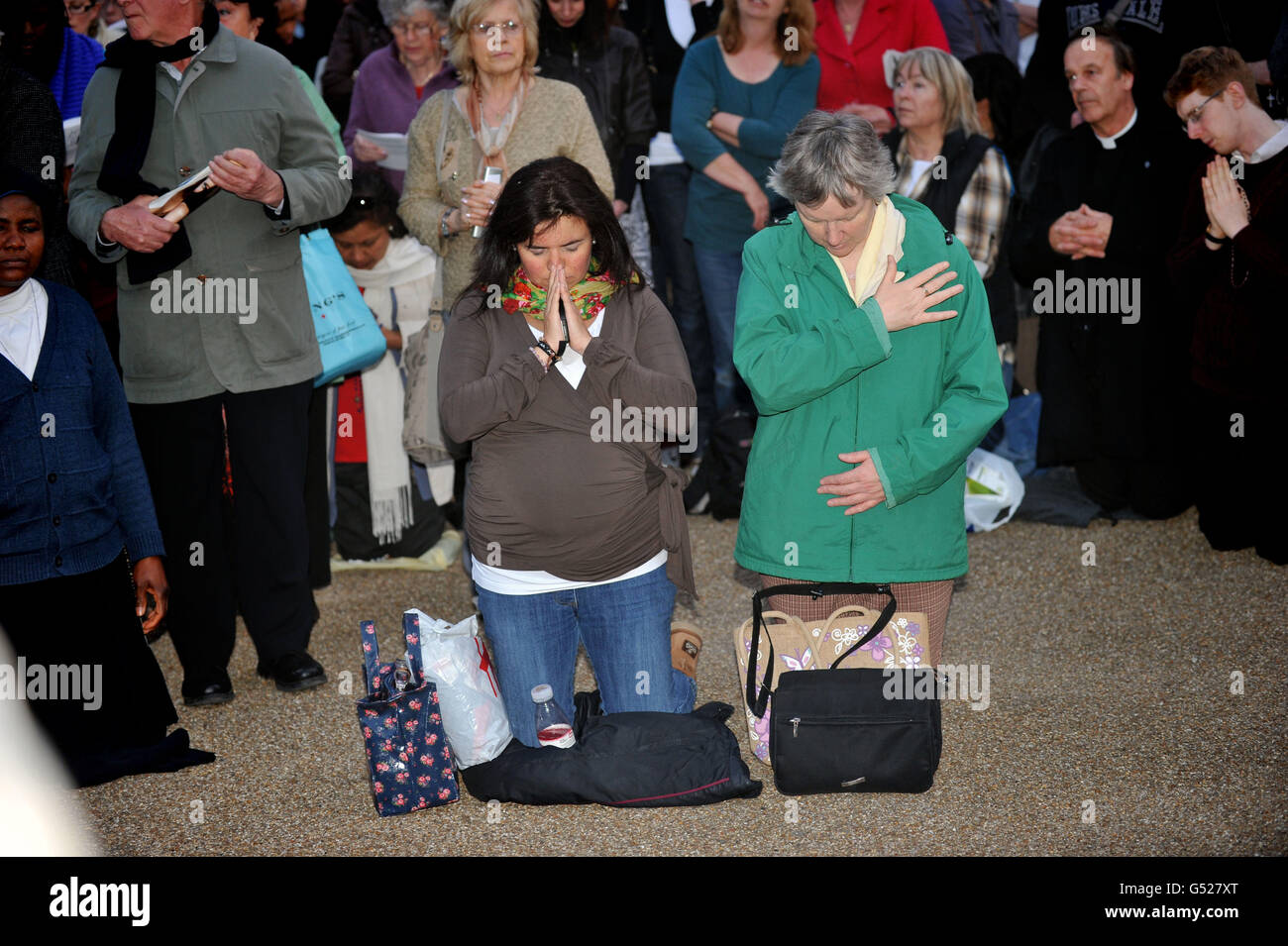 Die Unterstützer der 40 Days for Life-Kampagnengruppe beten, während sie an einer Mahnwache gegen Abtreibungen am Bedford Square in London teilnehmen. Stockfoto