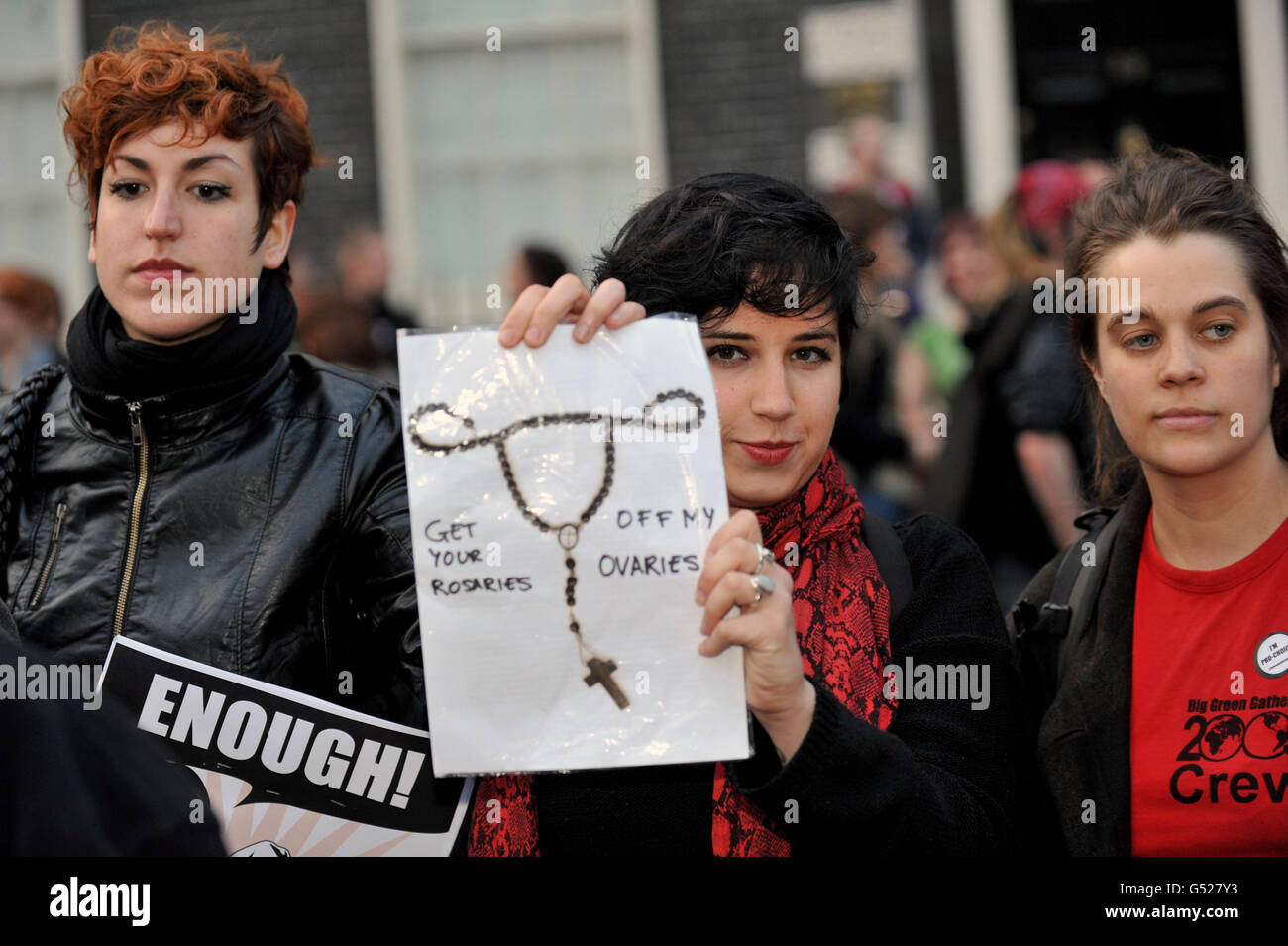 Pro-Choice-Demonstranten konfrontieren Mitglieder der 40 Days for Life-Kampagnengruppe während einer Mahnwache gegen Abtreibung auf dem Bedford Square in London. Stockfoto