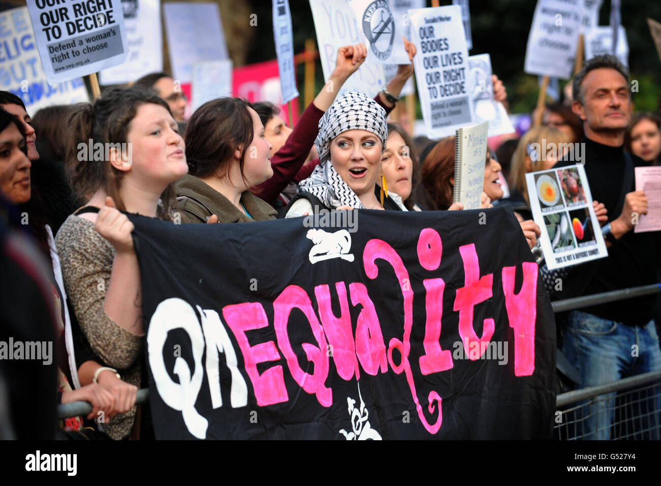 Wahlkampfteilnehmer singen Slogans auf Anhänger der 40 Days for Life-Kampagnengruppe, die an einer Mahnwache gegen Abtreibung am Bedford Square in London teilnimmt. Stockfoto
