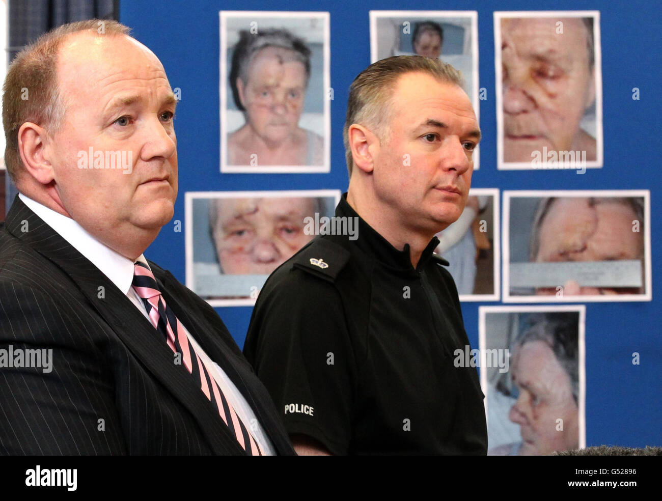 Strathclyde Police Detective Inspector John Lamb (links) mit dem Superintendanten Andy McKay bei einer Pressekonferenz mit Helen Coulter, der Tochter von Mary Coulter, die letzte Woche in ihrem Haus von vier Männern im Strathclyde Police Headquarters in Glasgow ernsthaft angegriffen wurde, um Informationen. Stockfoto