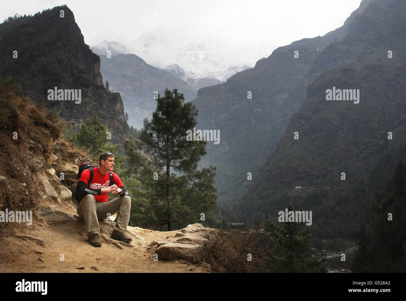 David Wiseman aus North Yorkshire, einer der mit dem verwundeten Team spazierenden, macht eine Pause, als sie ihre zehntägige Wanderung zum Everest beginnen. Stockfoto