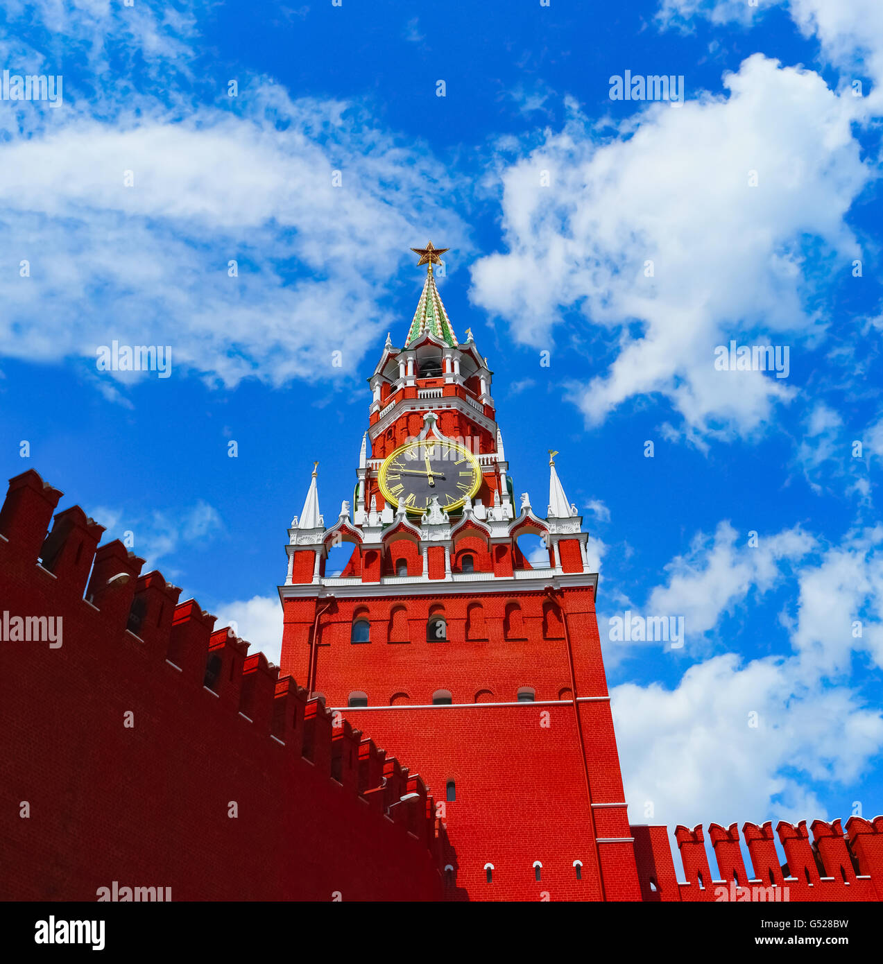 Kreml in Moskau am blauen Himmelshintergrund, Russland Stockfoto