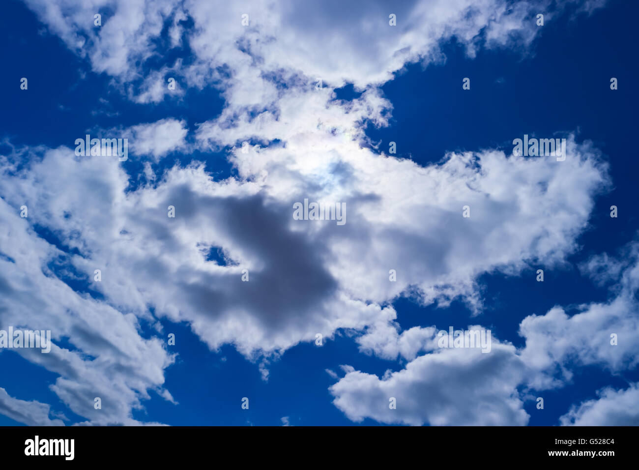 Dramatische blauer Himmel mit Wolken und Sonne Stockfoto