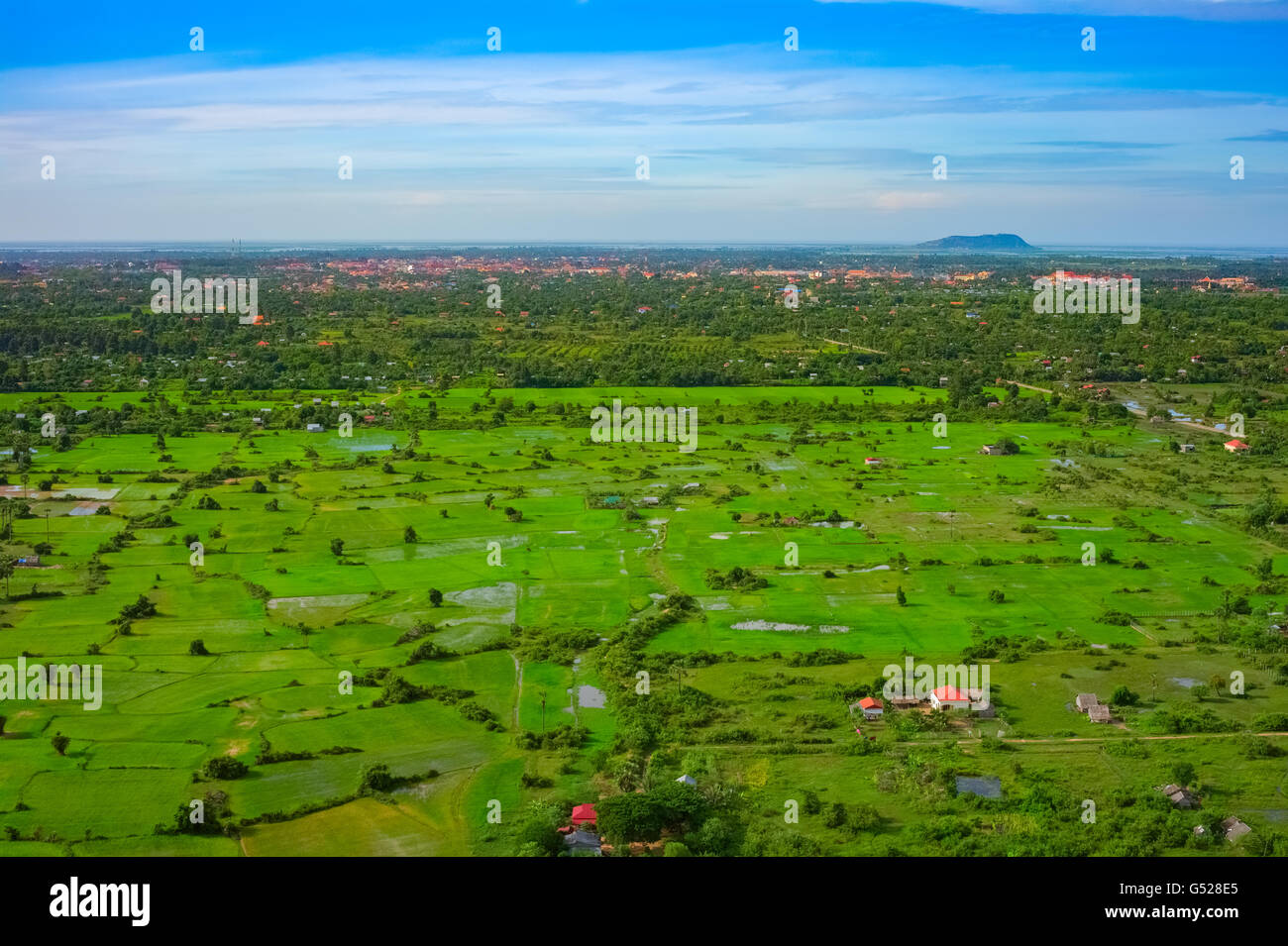 Luftaufnahme der Stadt und grün Felder Siem Reap, Angkor Gebiet, Kambodscha, Südost-Asien Stockfoto
