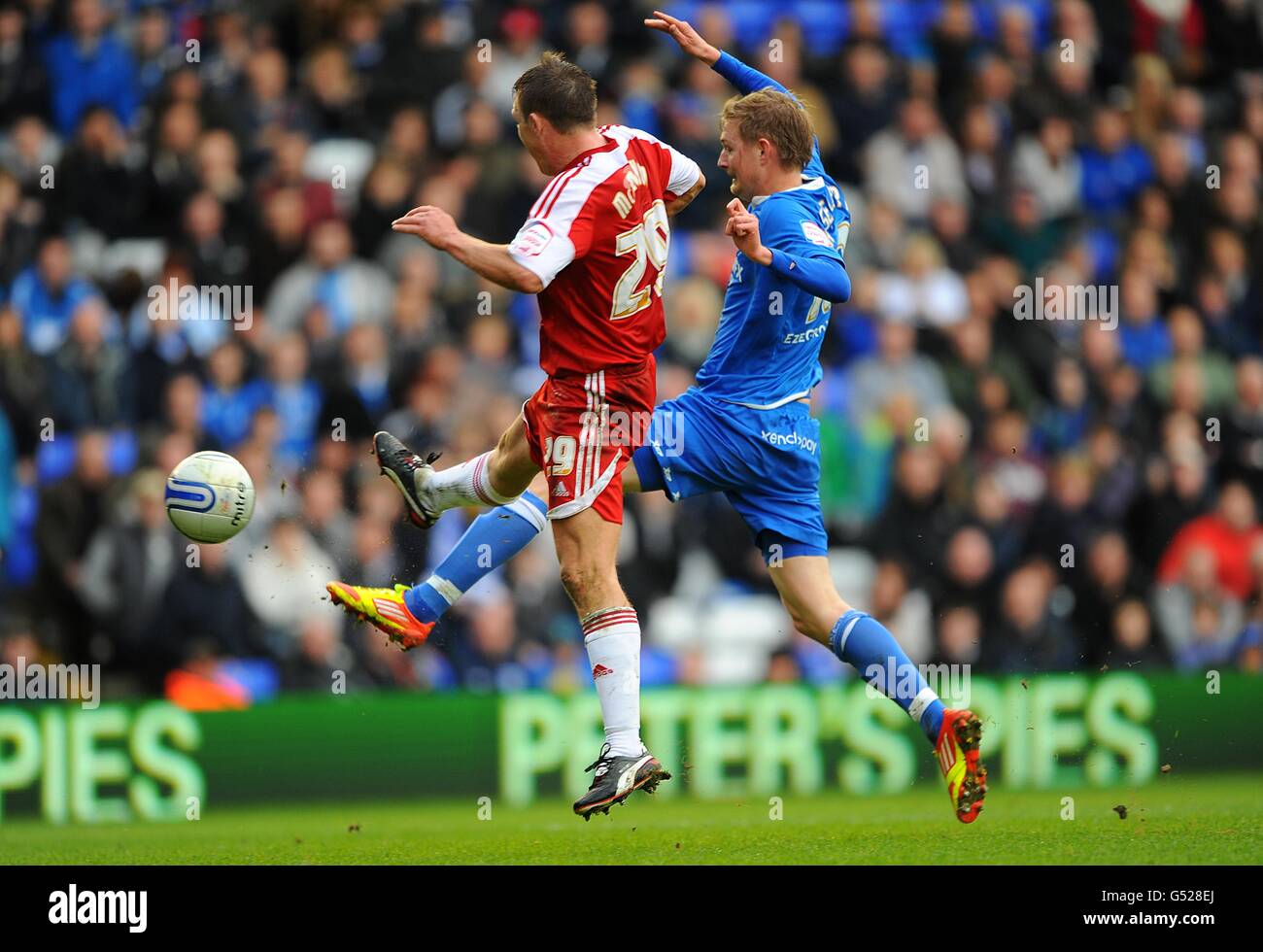 Tony McMahon von Middlesbrough (links) und Erik Huseklepp von Birmingham City Für den Ball Stockfoto