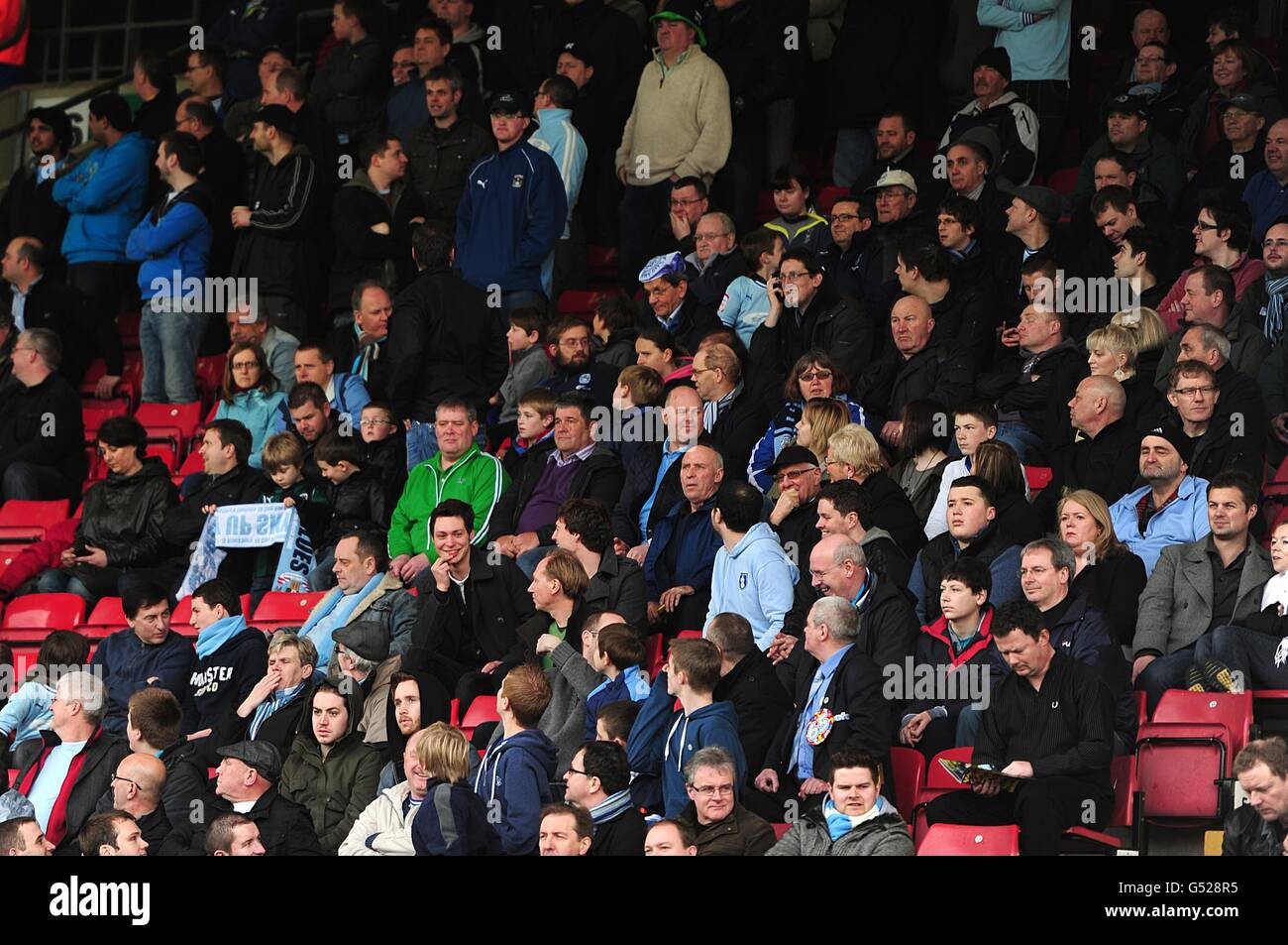 Fußball - npower Football League Championship - Watford / Coventry City - Vicarage Road. Allgemeine Ansicht der Coventry City-Fans in den Tribünen vor dem Spiel Stockfoto