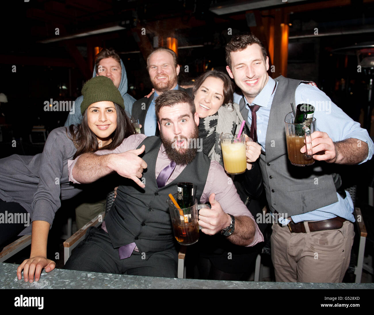 Party Gänger in Whistler Village auf Vorabend des neuen Jahres.  Whistler, BC, Kanada Stockfoto