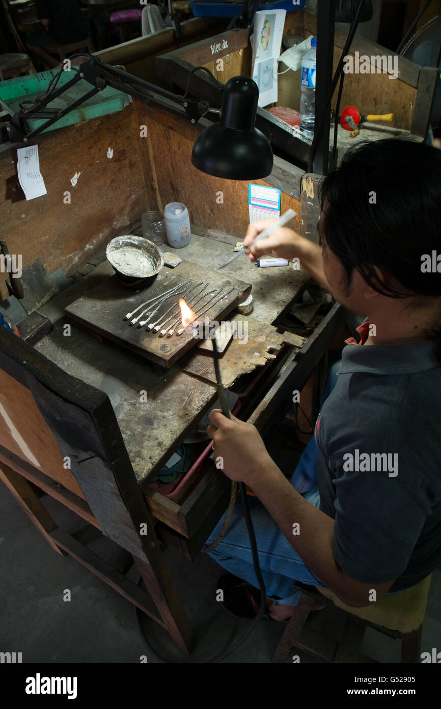 Silberschmied in Bali am Werk Stockfoto