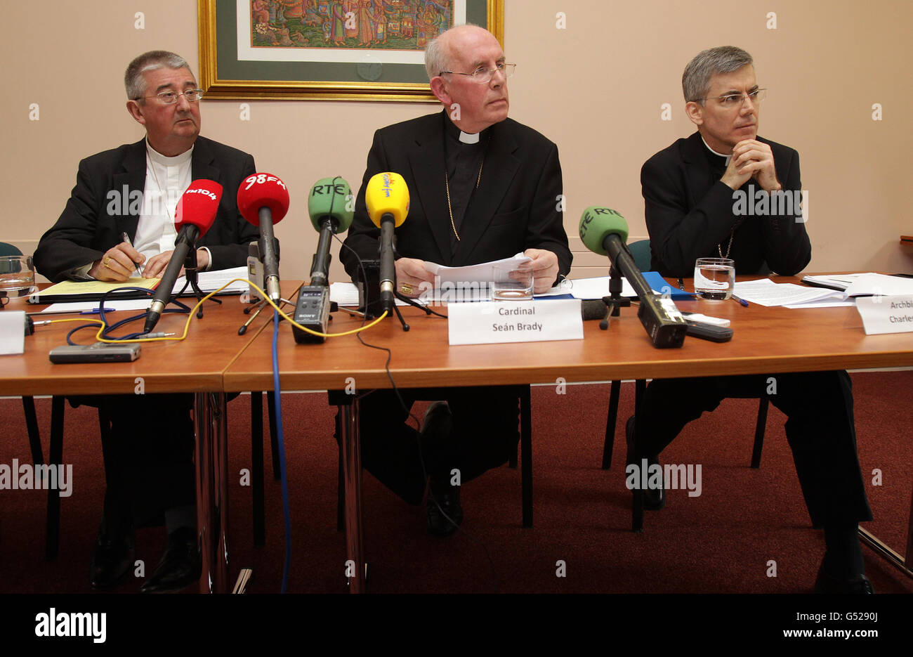 (Von links nach rechts) Erzbischof von Dublin Diarmuid Martin, Kardinal Sean Brady und päpstlicher Nuntius in Irland Erzbischof Charles Brown bei einer Pressekonferenz im Columba Center im St. Patrick's College, Maynooth über den Vatikanischen Bericht über die Krise des Kindesmissbrauchs in der katholischen Kirche in Irland. Stockfoto