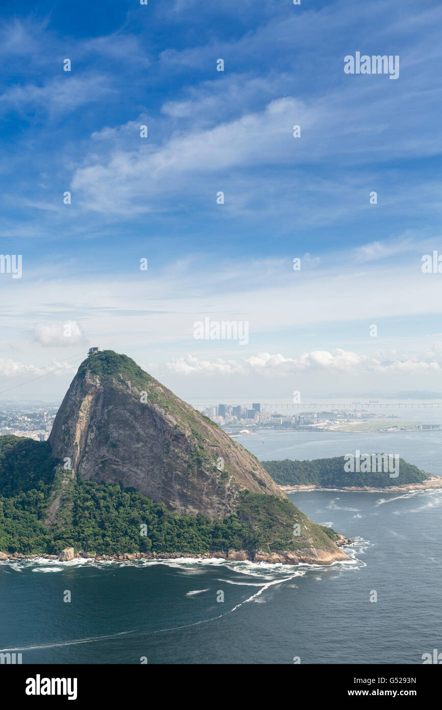 Luftaufnahme der Stadt Rio De Janeiro, Zuckerhut und Guanabara-Bucht Stockfoto