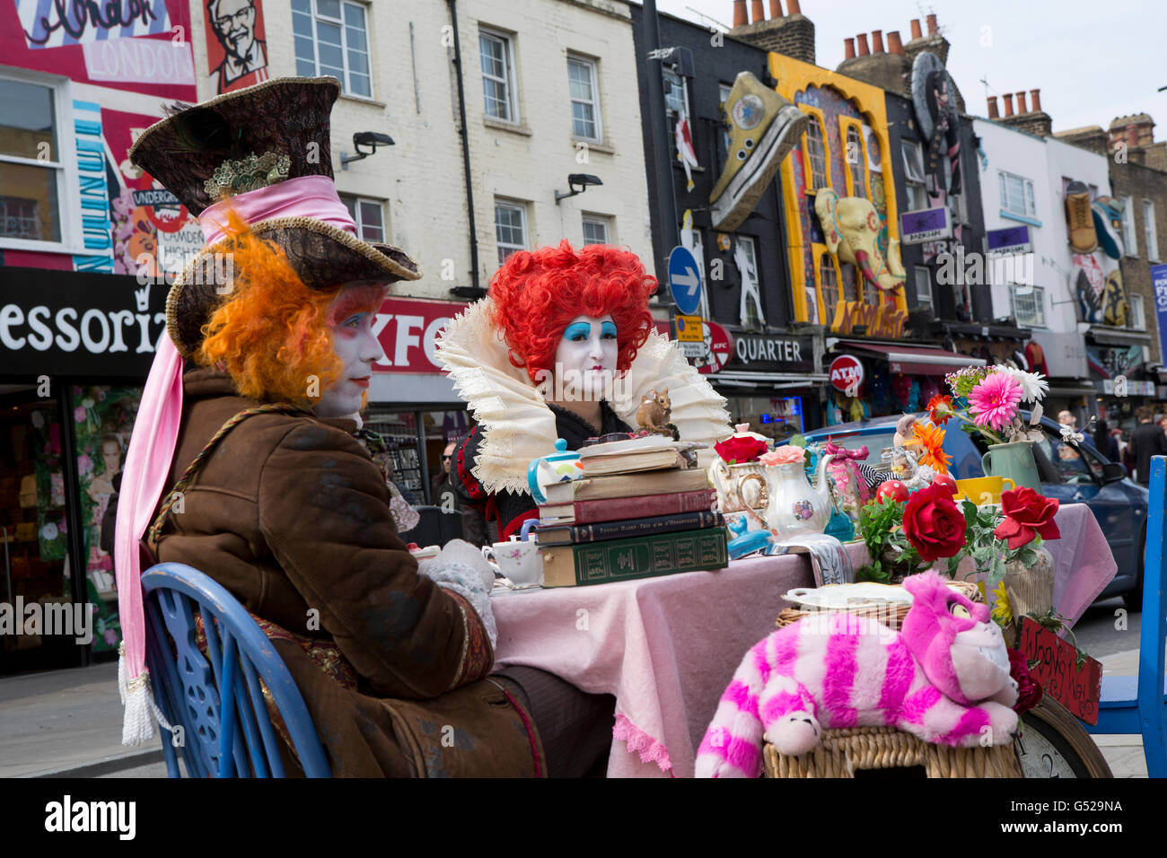 Alice in Wonderland Thementee, Camden High Street, Camden, London, Vereinigtes Königreich Stockfoto