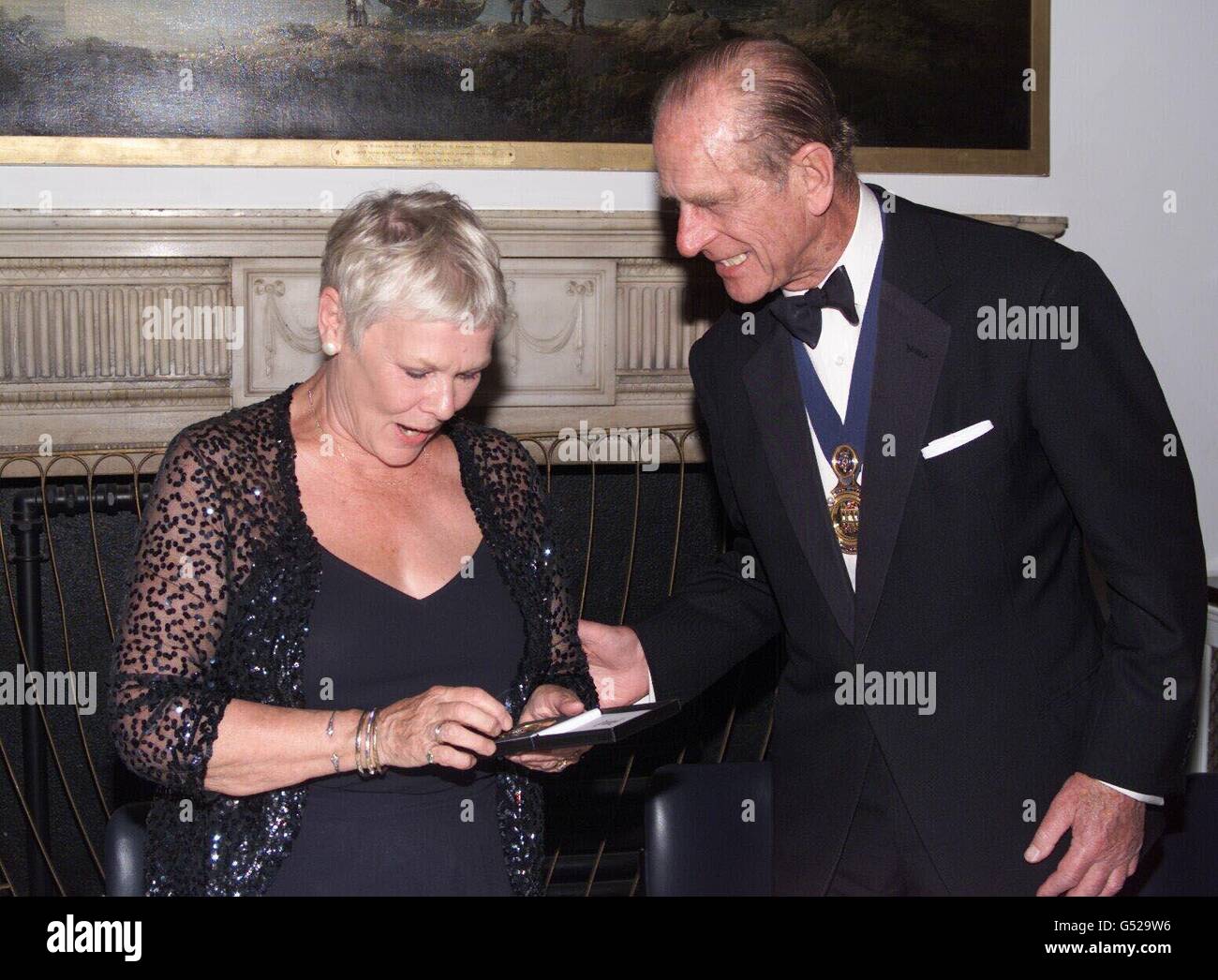 Die Benjamin Franklin Medaille 2000 wird Dame Judi Dench von der Präsidentin der Royal Society for the Enmutigung of Arts, Manufactures and Commerce, dem Duke of Edinburgh, für ihren transatlantischen Beitrag zu den darstellenden Künsten in London verliehen. Stockfoto