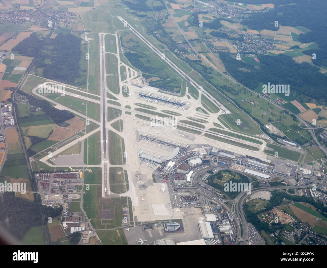Schweiz, Zürich, Kloten, den Flughafen Zürich aus der Luft, Schweiz Stockfoto