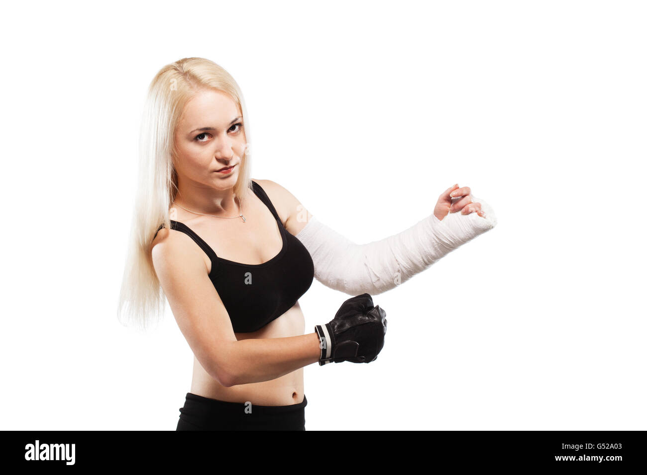 Fitness blondes Mädchen mit einem gebrochenen Arm in Gips, Boxen pose Stockfoto