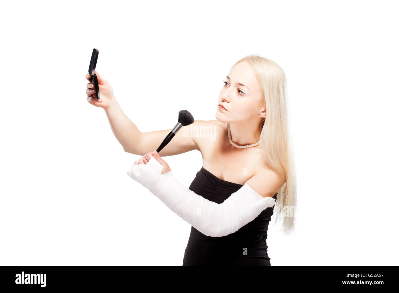 Blondes Mädchen mit einem gebrochenen Arm in Gips, die Probleme bei der Umsetzung eines Lippenstifts Stockfoto