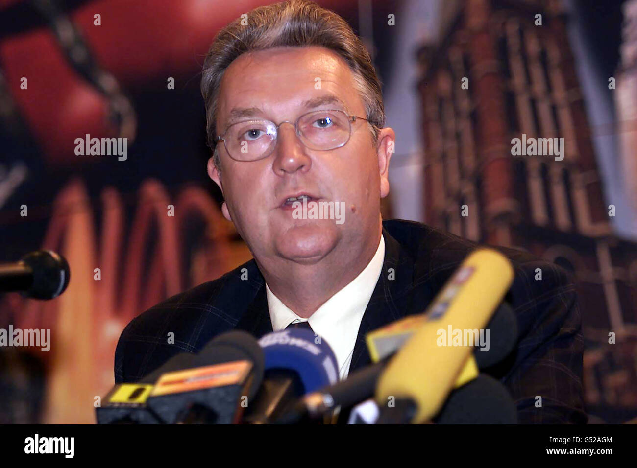 Der Bürgermeister von Charleroi, Jacques Van Gompel, sagte der Presse, dass das Stadion der Stadt absolut sicher sei. England wird am Samstag und Dienstag in der belgischen Stadt das zweite und dritte Fußballspiel der Euro 2000 gegen Deutschland und Rumänien spielen. Stockfoto