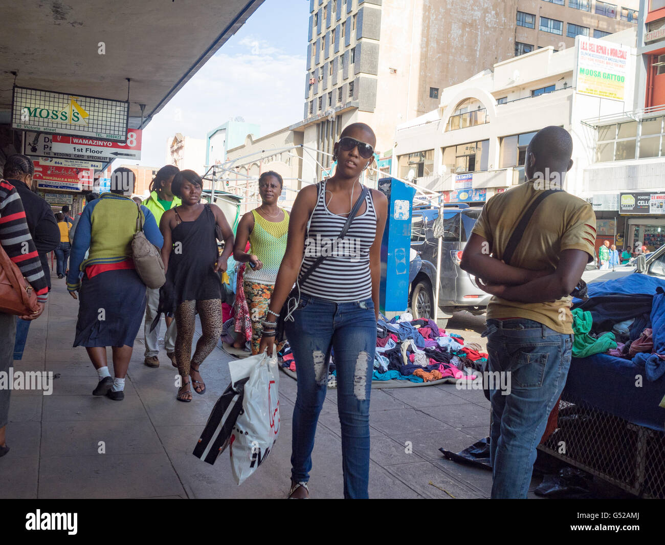 Afrikaner in der Einkaufsstraße in Durban, Straßenleben in Durban, Durban, KwaZulu-Natal, Südafrika Stockfoto