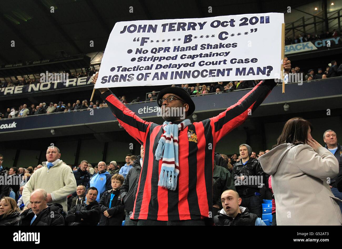 Fußball - Barclays Premier League - Manchester City / Chelsea - Etihad Stadium. Ein Fan von Manchester City hält ein Anti-John-Terry-Banner auf den Tribünen Stockfoto