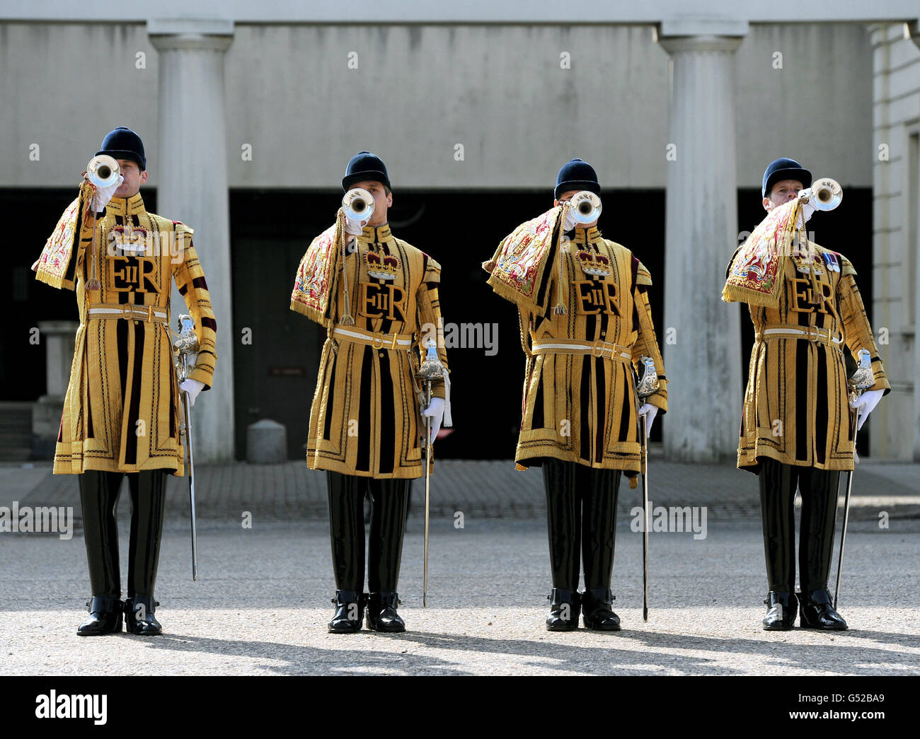 Staatliche Trompeter posieren in den zeremoniellen Uniformen, die sie tragen werden, wenn sie an den Feierlichkeiten zum Diamantenjubiläum der Königin im Juni in den Wellington Barracks, London, teilnehmen Stockfoto