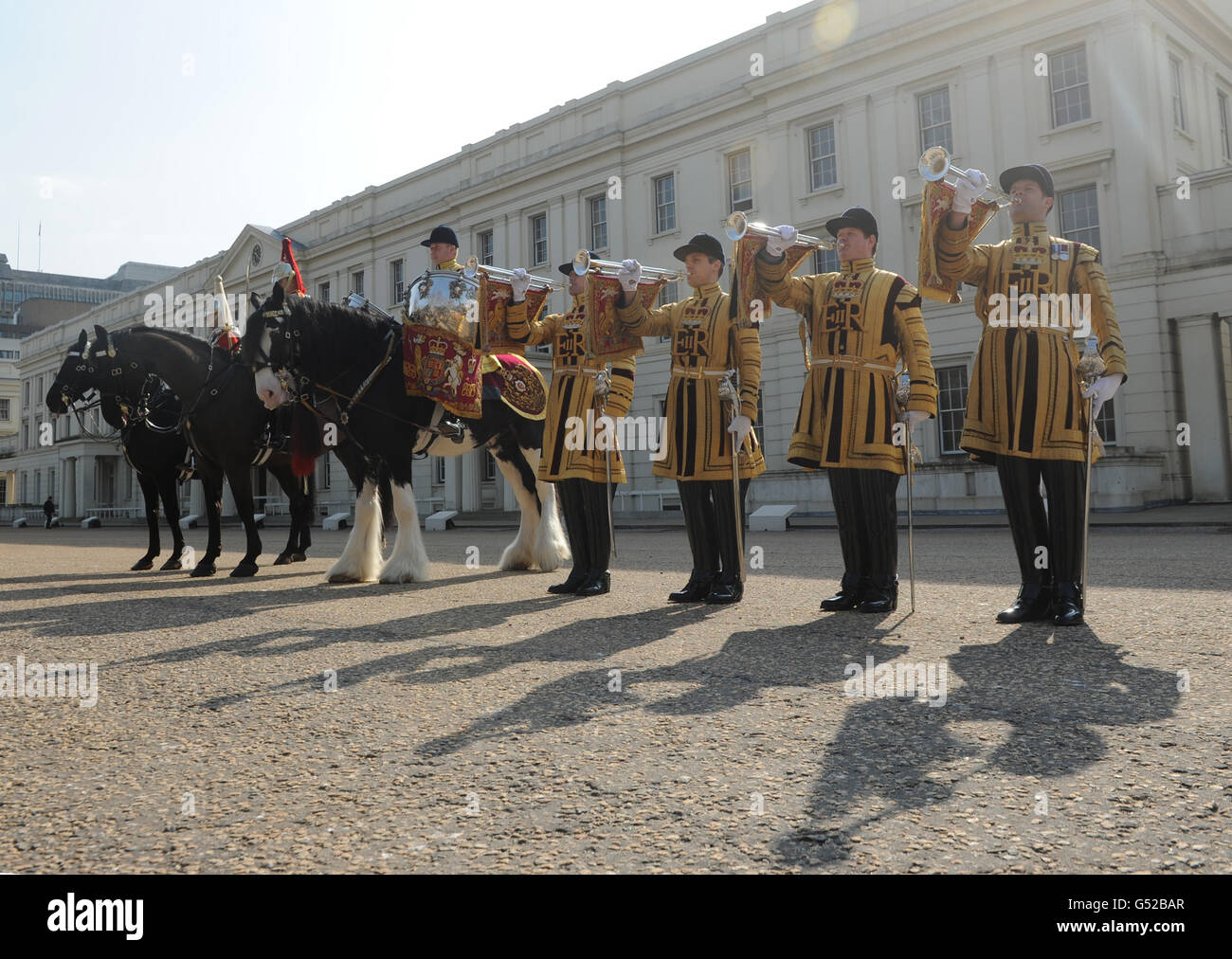 Mitglieder der Household Cavalry und State Trumpeters posieren in den Wellington Barracks, London, in ihren zeremoniellen Uniformen in den Wellington Barracks, die sie bei den Feierlichkeiten zum Diamantenjubiläum der Königin im Juni tragen werden. Stockfoto