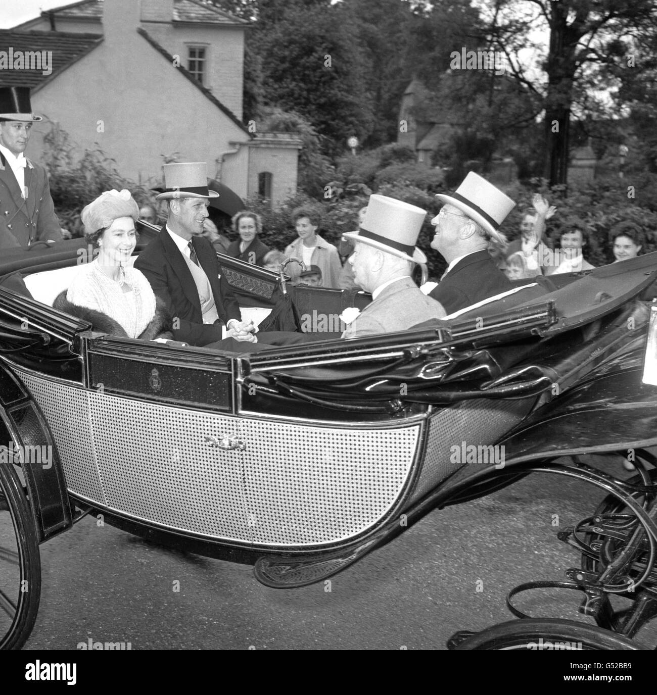 Königin Elizabeth II. Mit dem Herzog von Edinburgh an der Rennbahn „Golden Gates of Ascot“, als sie in der traditionellen offenen Kutsche zur Eröffnung des Royal Ascot-Treffens eintrafen. Stockfoto
