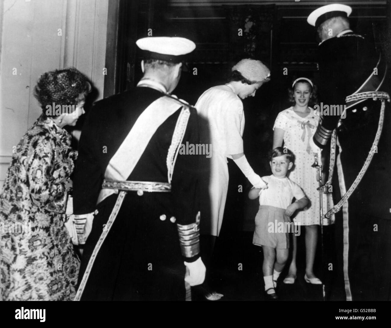 *eingescannte Low-Res aus Print, High-Res auf Anfrage* Prinz Andrew wird König Paul und Königin Frederika von den Hellenes am Buckingham Palace vorgestellt. Stockfoto