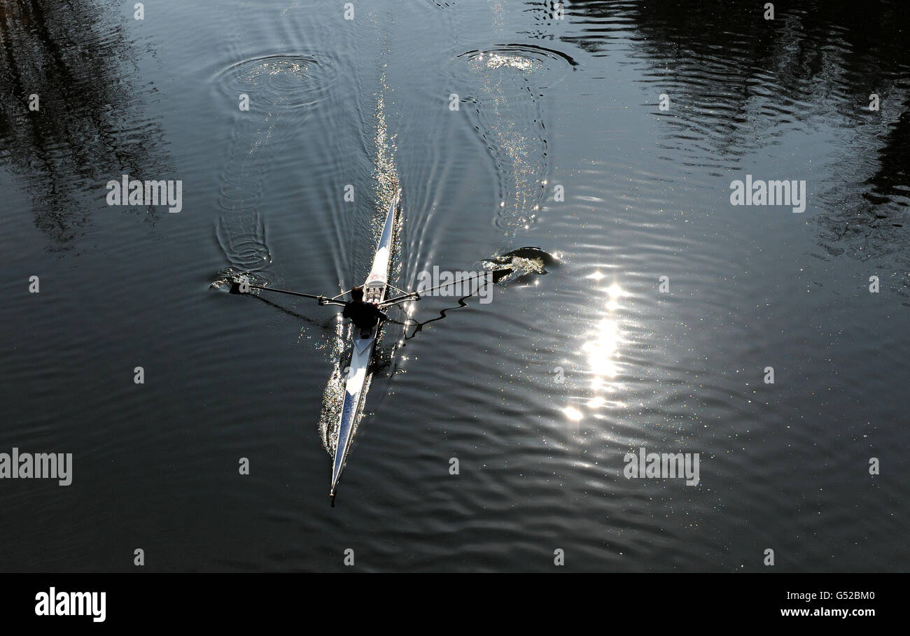 Ein Ruderer genießt die Frühlingssonne auf dem River Wear in Durham, während das warme Wetter in ganz Großbritannien weitergeht. Stockfoto