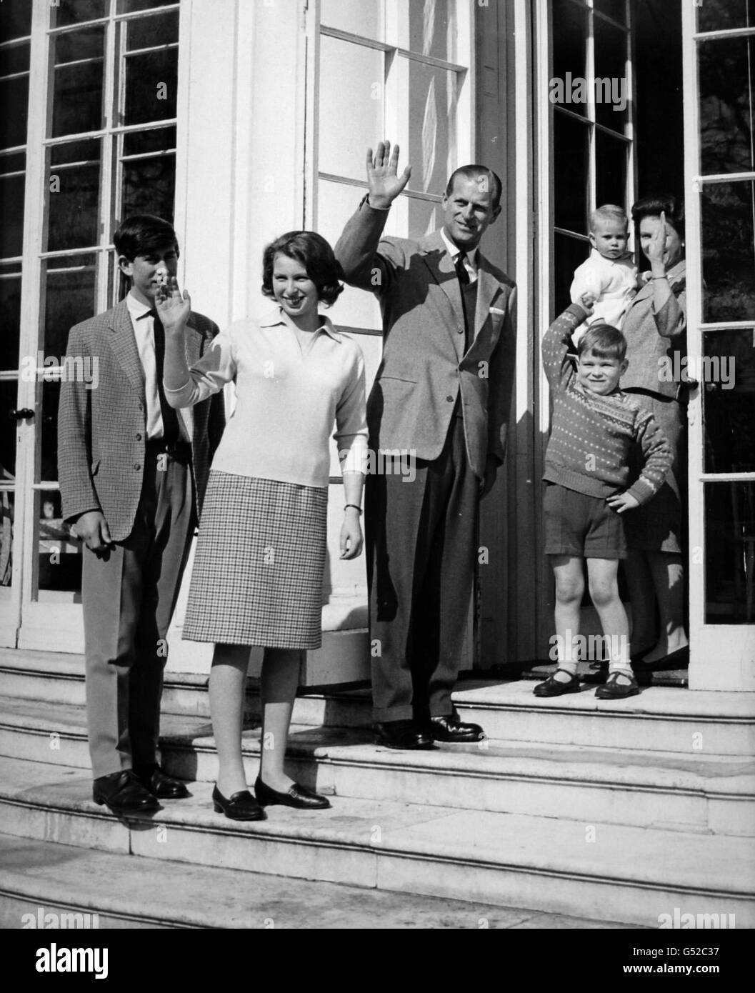 Baby Prince Edward mit seinen Eltern, Queen Elizabeth II, und dem Herzog von Edinburgh, und den Geschwistern The Prince of Wales, Princess Anne und Prince Andrew. Stockfoto