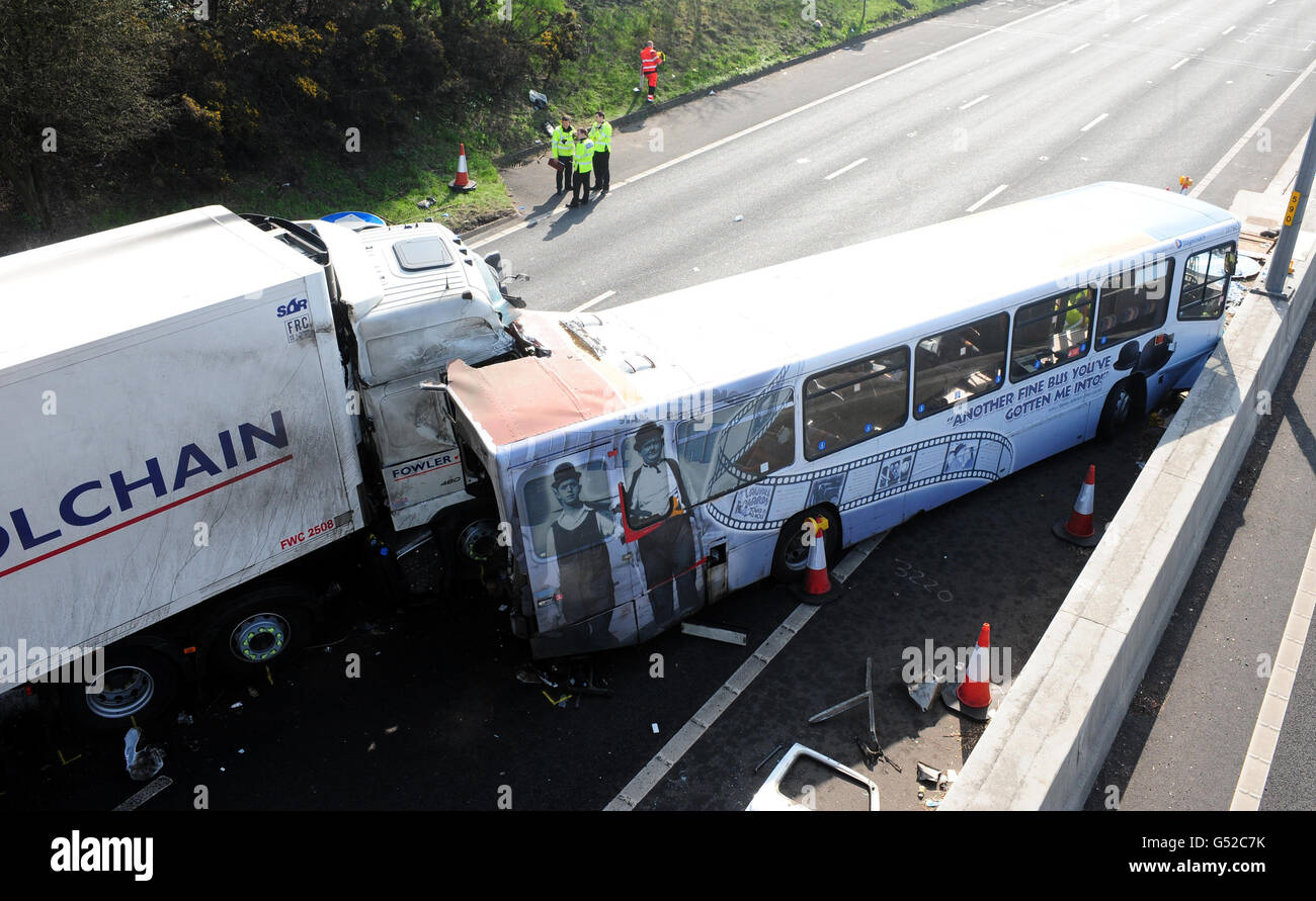 Rettungskräfte am Unfallort in der Nähe der Frankley Services auf der M5 in den West Midlands, an der ein Reisebus und ein Lastwagen beteiligt waren, bei dem eine Person getötet wurde. Stockfoto