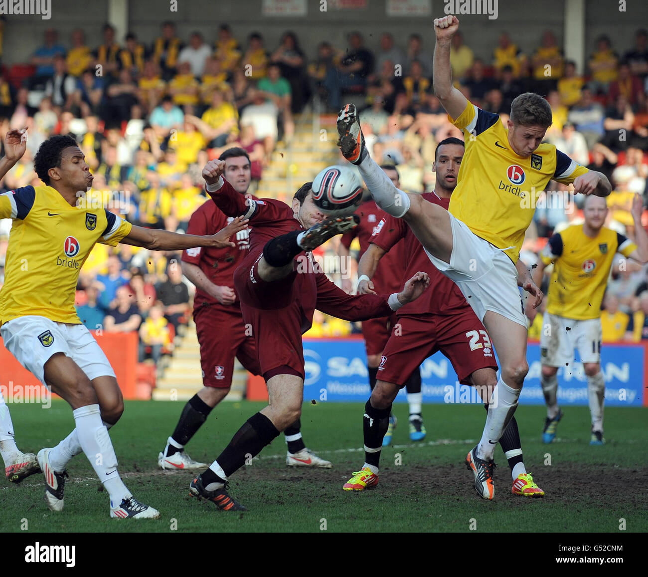 Cheltenhams Alan Bennett (Mitte) hat während des npower League Two-Spiels in Whaddon Road, Cheltenham, einen Schuss auf das Oxford-Tor geschossen. Stockfoto