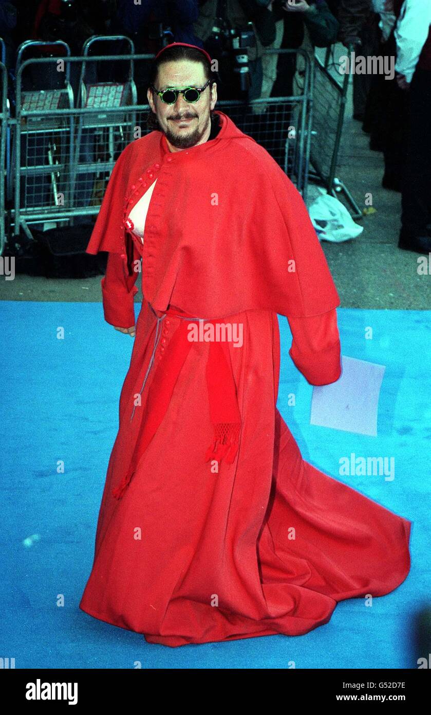 Der Sänger und Songwriter Chris Rea kommt zur 50. Geburtstagsparty von Elton John im Hammersmith Palais an. Stockfoto