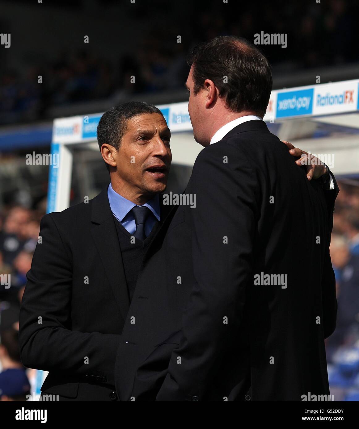 Cardiff City Manager Malky Mackay (rechts) schüttelt sich die Hände mit dem Birmingham City Manager Chris Hughton auf der Touchline. Stockfoto