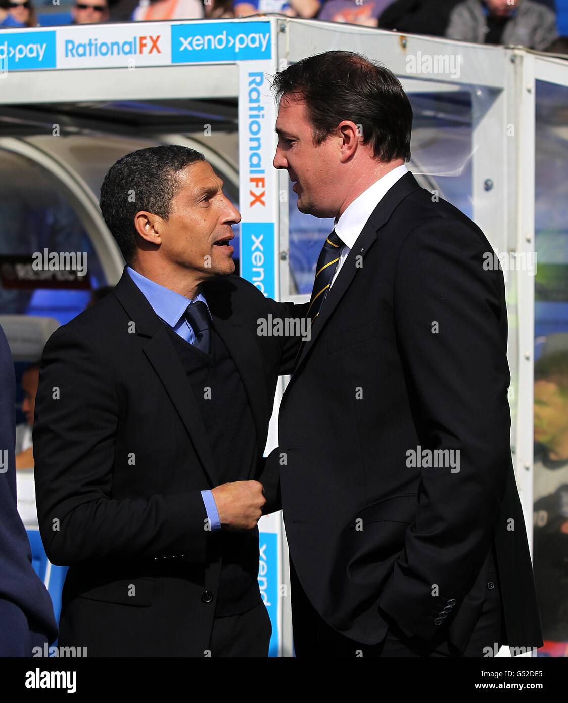 Fußball - npower Football League Championship - Birmingham City / Cardiff City - St Andrews. Chris Hughton (links), Manager von Birmingham City, und Malky Mackay, Manager von Cardiff City, schütteln sich vor dem Start die Hände Stockfoto