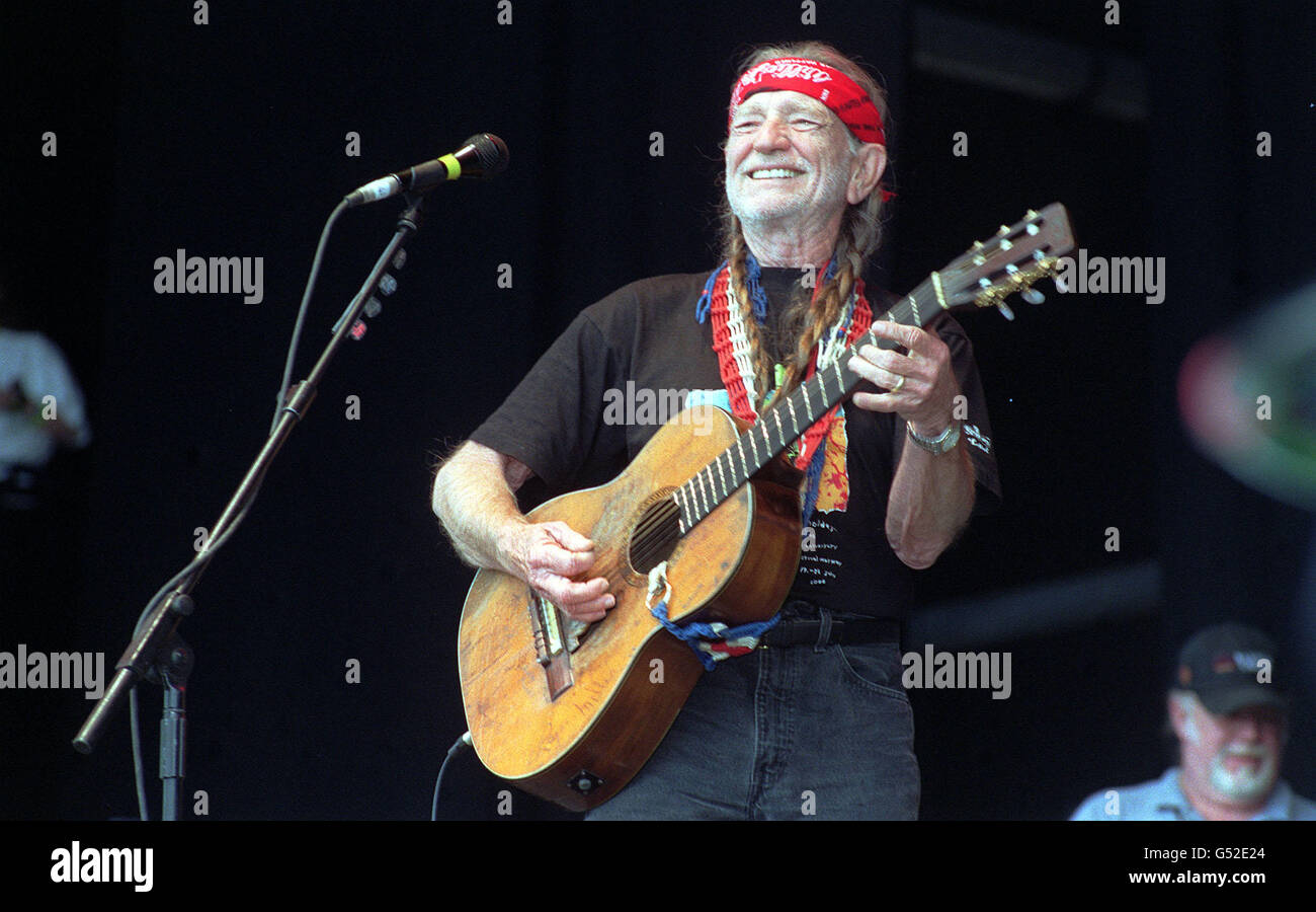 Willie Nelson, der altgediente amerikanische Country- und Western-Liedermacher, tritt auf der Bühne des Glastonbury Music Festival 2000 in Pilton, Somerset, auf. Stockfoto