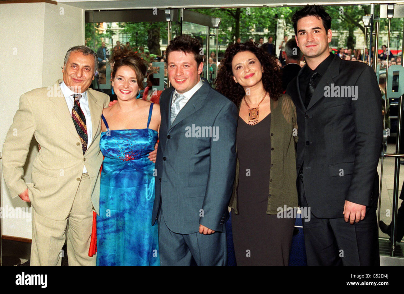 Die Schauspielerin Schwestern Nadia Sawalha (2nd R), die in Eastenders war, und Julia Sawalha mit Vater Namim (far L), Partner Richard Herring (C) und Eastenders Star Marc Bannerman (far R) bei der Premiere des Animationsfilms Chicken Run, im Odeon Leicester Square Kino, in London. Stockfoto