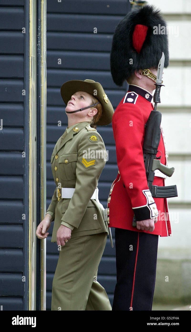 Bernadette Taylor inspiziert einen Wachposten am Buckingham Palace. Vier Frauen der Australischen Föderationsgarde waren Teil eines 150-köpfigen Kontingents australischer Soldaten, das zum ersten Mal die Wache der Königin aufnahm. * Es ist das erste Mal in der Geschichte der Haushaltsabteilung, dass Frauen Wachdienst übernommen haben. Die heutige Zeremonie fällt mit der Australia Week zusammen, die zum 100. Jahrestag der Teilnahme Australiens an der Commonwealth-Gemeinschaft ansteht. Es ist das erste Mal seit 12 Jahren, dass australische Soldaten den Buckingham Palace und den St. James's Palace beschützen. Stockfoto