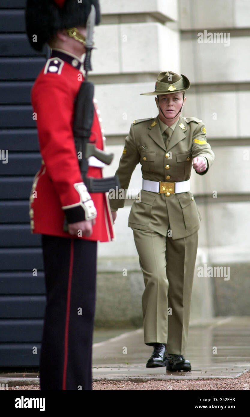 Bernadette Taylor inspiziert einen Wachposten am Buckingham Palace. Vier Frauen der Australischen Föderationsgarde waren Teil eines 150-köpfigen Kontingents australischer Soldaten, das zum ersten Mal die Wache der Königin aufnahm. * Es ist das erste Mal in der Geschichte der Haushaltsabteilung, dass Frauen Wachdienst übernommen haben. Die heutige Zeremonie fällt mit der Australia Week zusammen, die zum 100. Jahrestag der Teilnahme Australiens an der Commonwealth-Gemeinschaft ansteht. Es ist das erste Mal seit 12 Jahren, dass australische Soldaten den Buckingham Palace und den St. James's Palace beschützen. Stockfoto