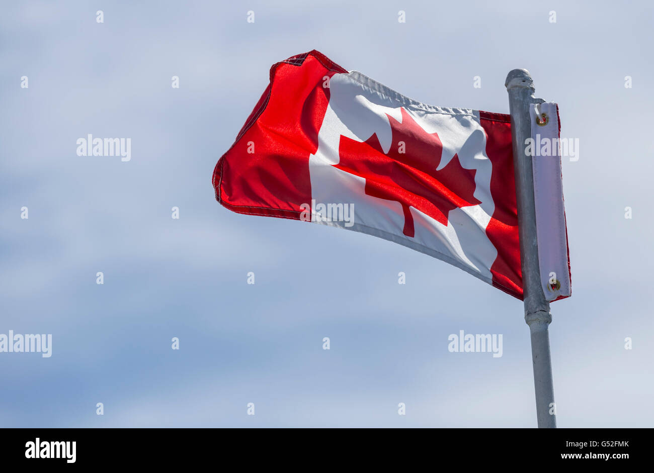 Kanadische Flagge gegen ein bewölkter Himmel Stockfoto