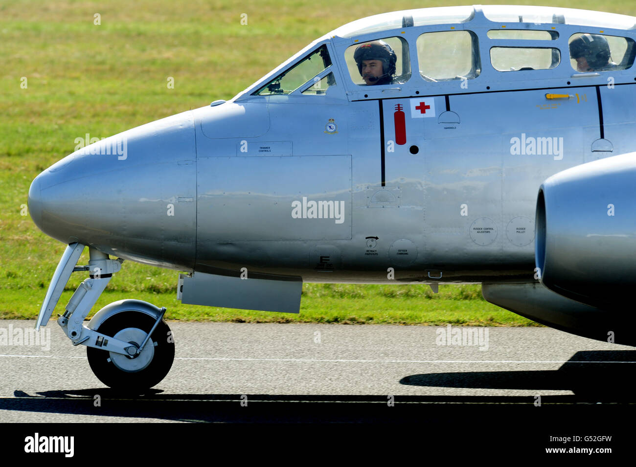 Pilot Dan Griffith (links) im Cockpit des Gloster Meteor T7 des Classic Aircraft Trust am Flughafen Coventry. Die Meteor ist Großbritanniens ältestes flugfähiges Düsenflugzeug, das 1949 gebaut wurde, und das einzige fliegende Meteor in Großbritannien. Stockfoto