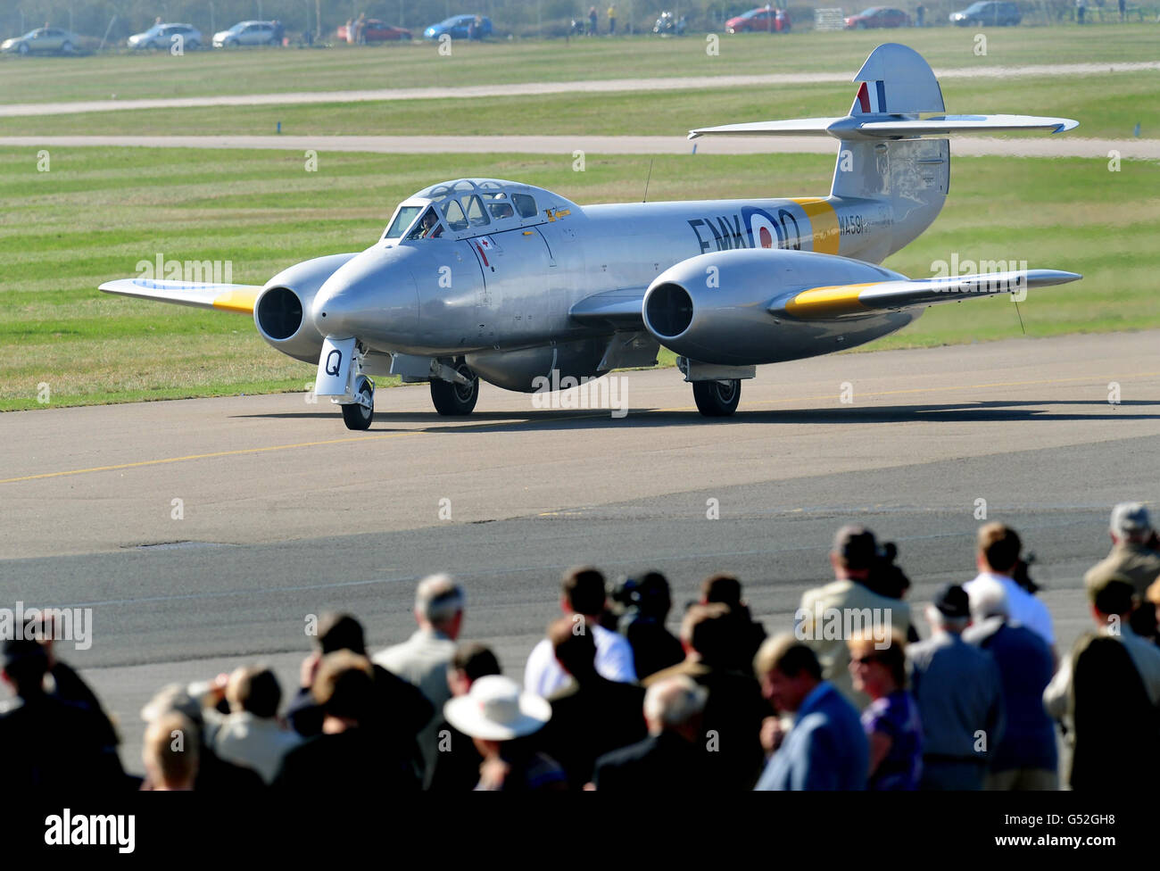 Gloster Meteor T7 des Classic Aircraft Trust ist bereit für den Start am Flughafen Coventry. Die Meteor ist Großbritanniens ältestes flugfähiges Düsenflugzeug, das 1949 gebaut wurde, und das einzige fliegende Meteor in Großbritannien. Stockfoto