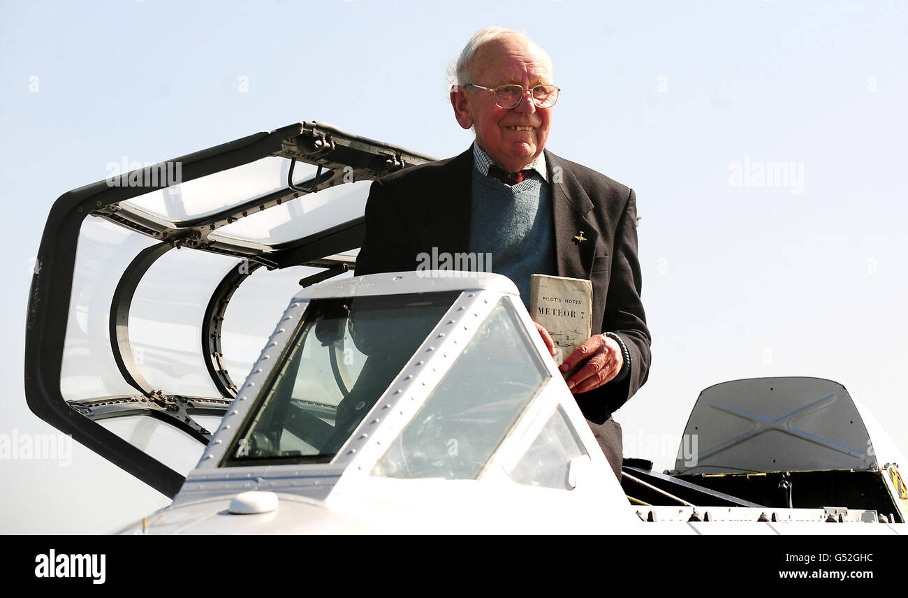 Kapitän Hal Taylor, 82, ehemaliger Meteor-Pilot im Cockpit des Gloster Meteor T7 des Classic Aircraft Trust am Flughafen Coventry. Die Meteor ist Großbritanniens ältestes flugfähiges Düsenflugzeug, das 1949 gebaut wurde, und das einzige fliegende Meteor in Großbritannien. Stockfoto