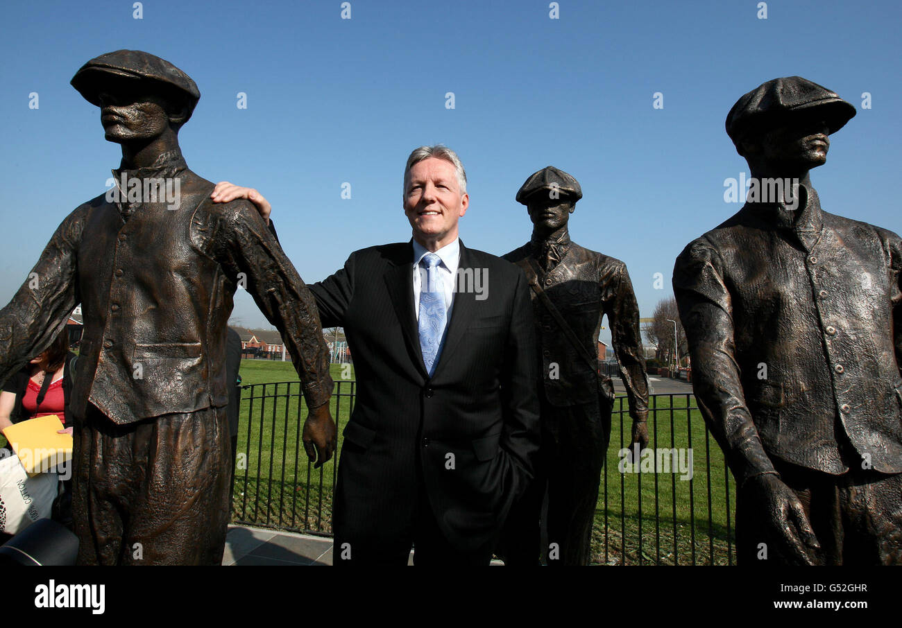 Erster Minister Peter Robinson bei der Enthüllung einer Skulptur von drei Arbeitern aus der Werft in Belfast, die die Titanic gebaut hat. Stockfoto